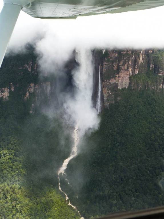 Sobrevoando o Salto Angel, no Parque Nacional Canaima, no sul da Venezuela